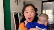 2岁小孩套路小姐姐是谁,萌态可掬引网友热议