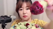 美女吃网红红瓜,美味诱惑尽享舌尖盛宴